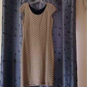 Cap sleeve dress with geometrical design.