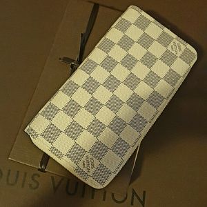 Authentic Louis Vuitton zippy wallet