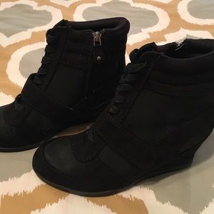 Black wedge sneakers