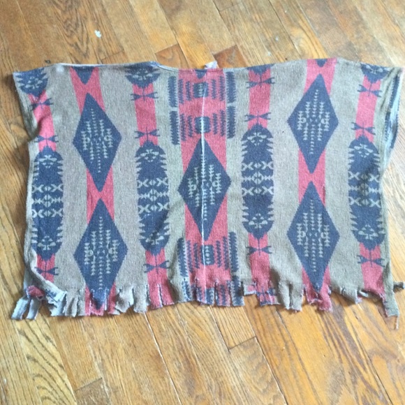 Aztec patterned poncho - Picture 2 of 2