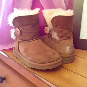 UGG kids Bailey button *Authentic*