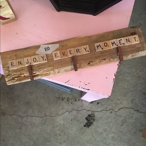 "Enjoy every moment" that can hold pictures