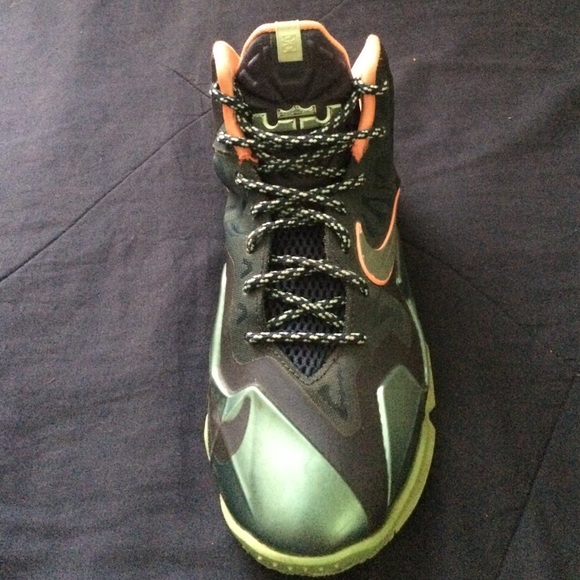 Lebron's Shoes - Picture 3 of 4