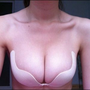 2x Mango-shaped gel stick bras create V shape.