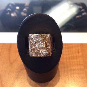 Stunning 18k gold ring w/ 3 carat total weight