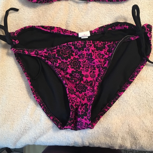 Black and Pink Bikini - Picture 3 of 5