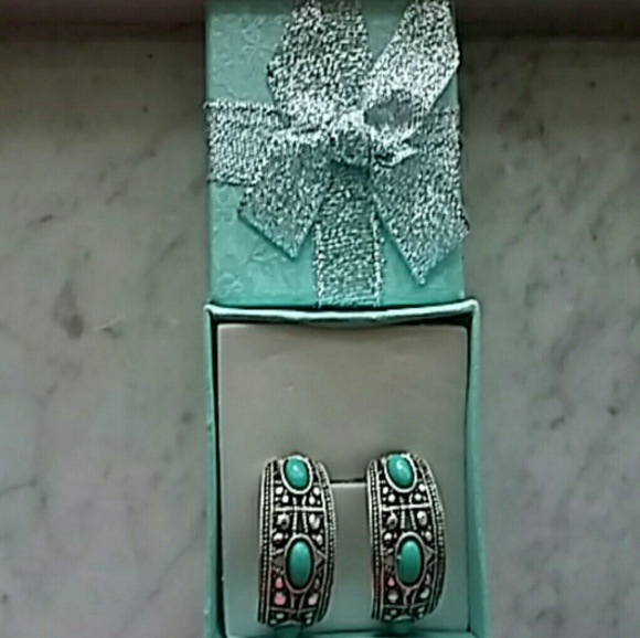 Turquoise/silver half hoop earrings.