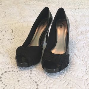 Open toe knot-detail black heels