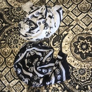 Bundled cross skull scarfs