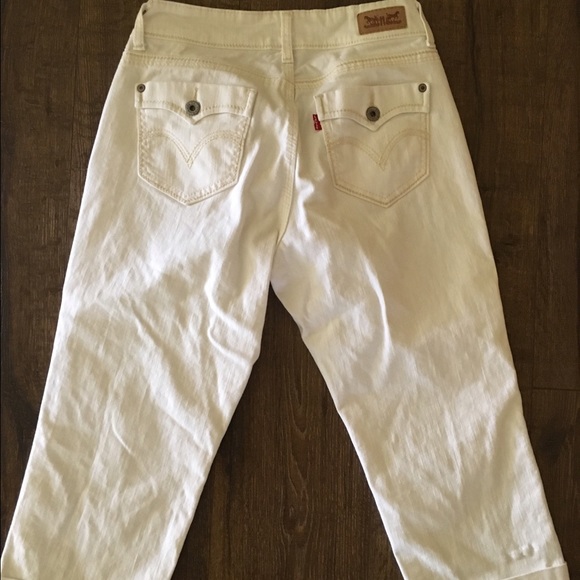 Size 6, White, Levi jeans capris
