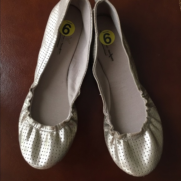 American Eagle size 9 matte gold flats