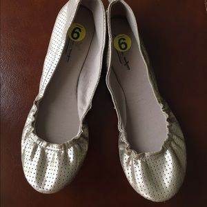 American Eagle size 9 matte gold flats