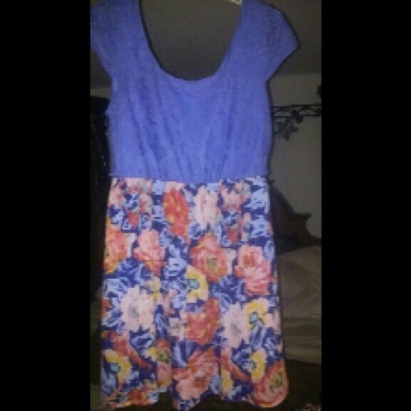 Blue dress flower design - Picture 1 of 3