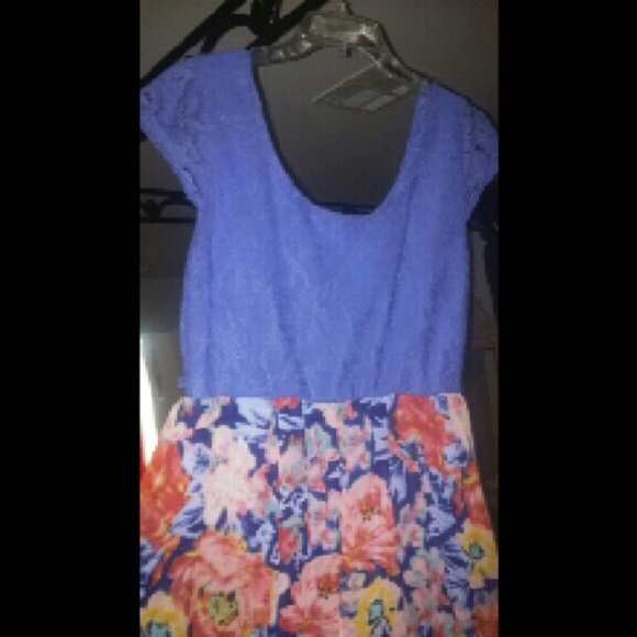 Blue dress flower design - Picture 2 of 3