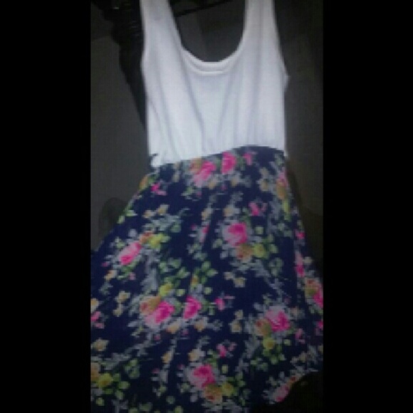 White dress - Picture 3 of 3