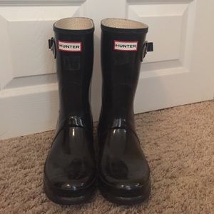 Short black gloss Hunter rain boots