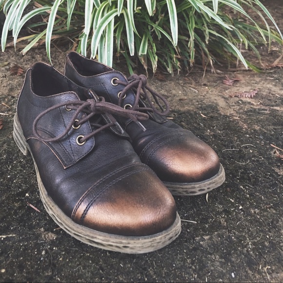 VOLATILE BROWN/BRONZE LACEUP OXFORDS