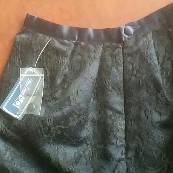 F21 Sateen Floral Lace Overlay Mini Bubble Skirt - Picture 2 of 4