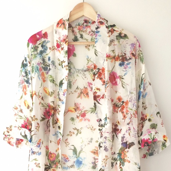 ✨HOST PICK✨ Sheer Floral Kimono - Picture 2 of 7