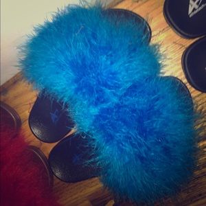 Furry flip flops. -Hollywood 💋