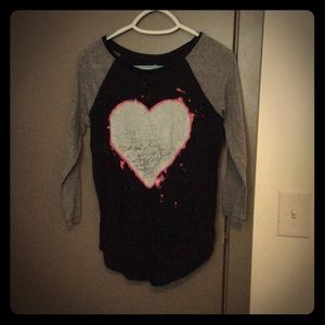 Long sleeved shirting sleeved shirt, has a heart