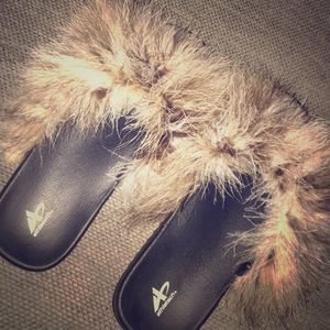 Furry Flip Flops. -Hollywood 💋