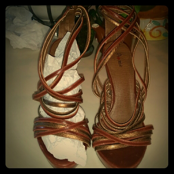 Promise maroon n gold zipper back heels