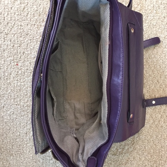Purple bag with 2 outside pockets and 2 inside - Picture 2 of 4