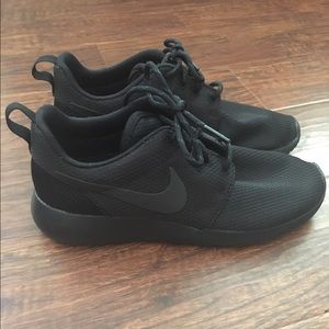 Women's Nike Roshe All Black