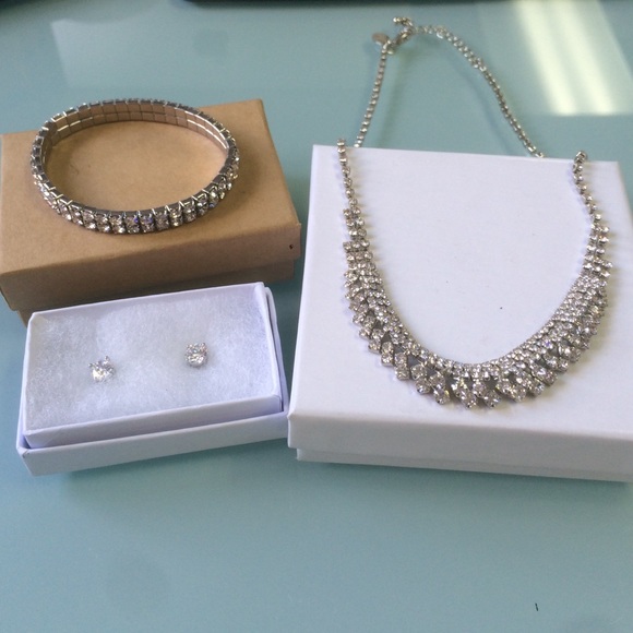 Jewelry - Stunning 3pc crystal jewelry set