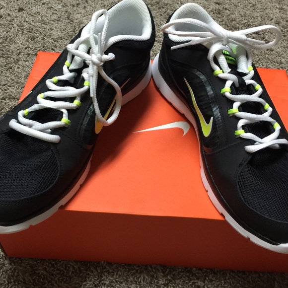 Nike shoes - Picture 2 of 3