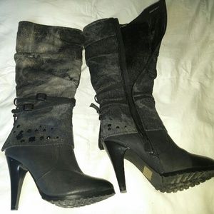 High-heel, black/gold metallic boots.