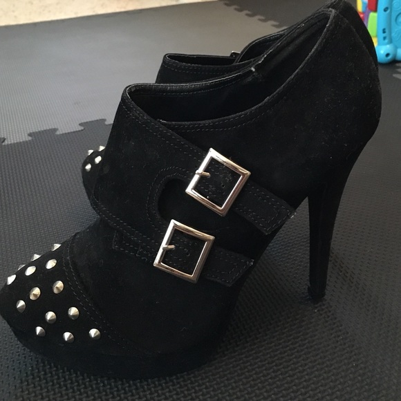 Shoedazzle stud platform booties 10