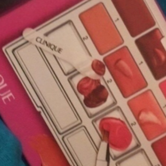 Clinique "Pretty Easy Lip Pallet" lipstick - Picture 2 of 4