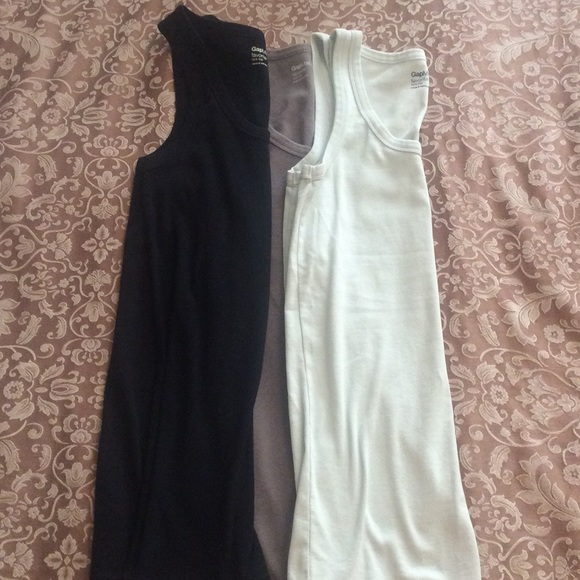 Bundle of GAP maternity tanks