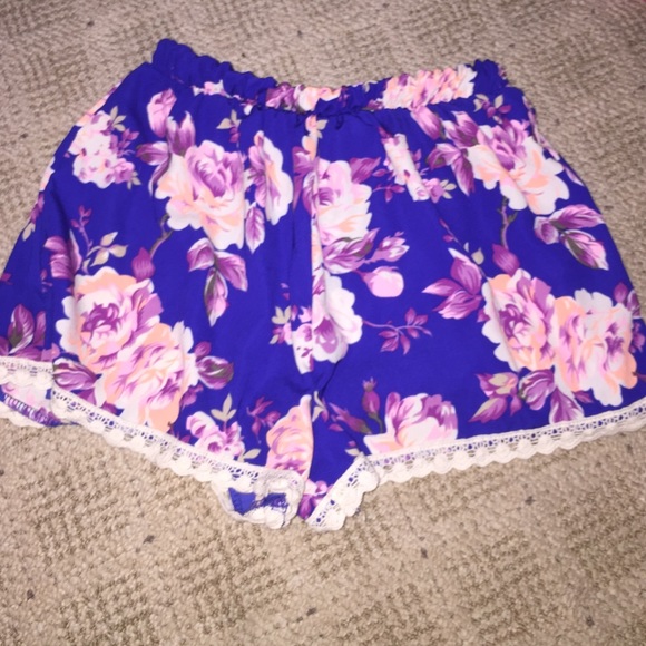 Floral print flowey shorts.