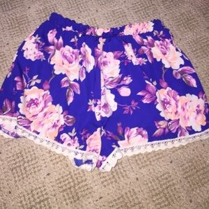 Floral print flowey shorts.