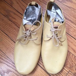 Beautiful soft yellow leather Pikolinos shoes