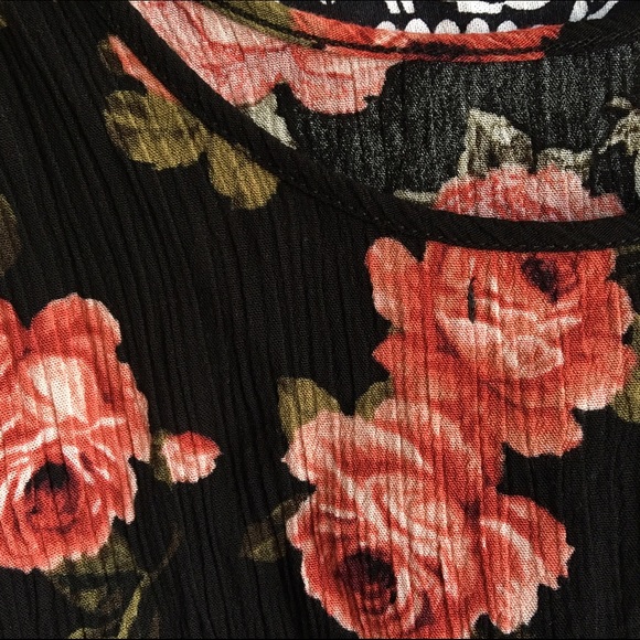 Forever 21 Floral Crop Top - Picture 2 of 4