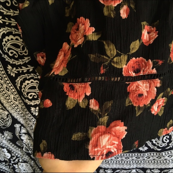 Forever 21 Floral Crop Top - Picture 3 of 4