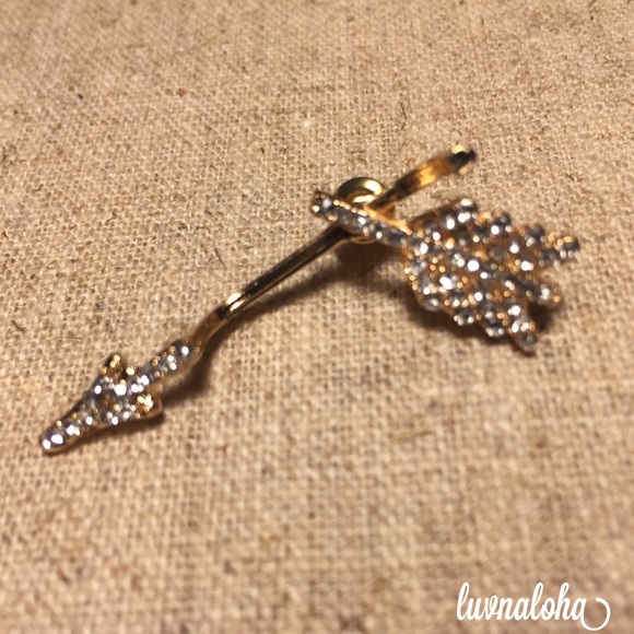 HP🎉 Crystal Arrow Earring Cuff - Picture 3 of 4