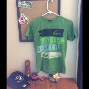 Green quiksilver tee