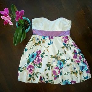 *Adorable* flowery flowy strapless dress