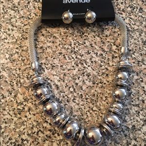 ✨ Avenue - Necklace & Earrings Set!