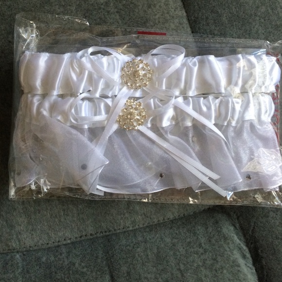 Keepsake and toss white garder with rhinestone.