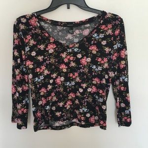 Scoop neck cropped floral shirt