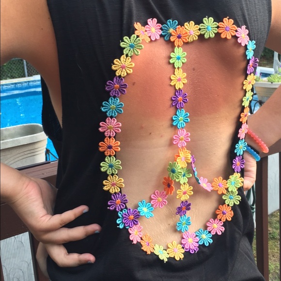 ✌️🌻🌸Floral cutout peace sign (back) top