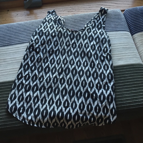 Patterned tank with neon pink stripe 🌺 - Picture 1 of 3
