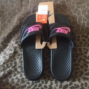 NWT Woman's Nike Logo Sandals