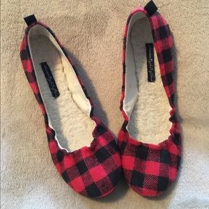 American Eagle red and black plaid flat sz 6
